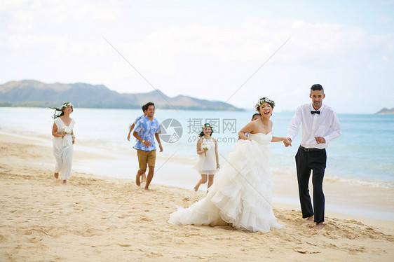 海滩上奔跑的新郎新娘图片