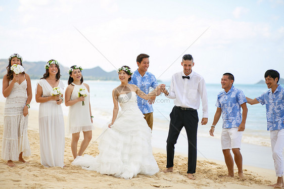 在海滩上举行婚礼的人们图片