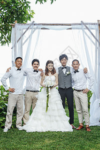 举办庭院婚礼的新婚夫妇图片