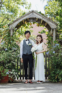 乡村花园里的新婚夫妻形象图片