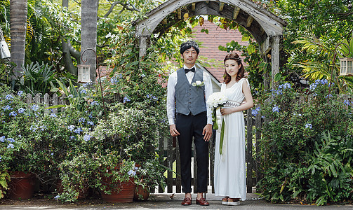 举行花园婚礼的新婚夫妻图片