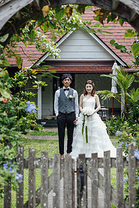 举行花园婚礼的新婚夫妻图片