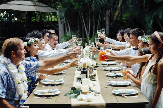 举杯庆祝的新婚佳偶夫妇和好友们图片