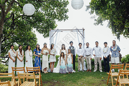 做花园婚礼的新婚夫妇与朋友们拍纪念照图片
