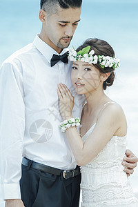 海滩婚礼的新婚夫妇图片