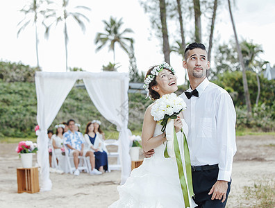 举行海滩婚礼的新娘和新郎与朋友们图片