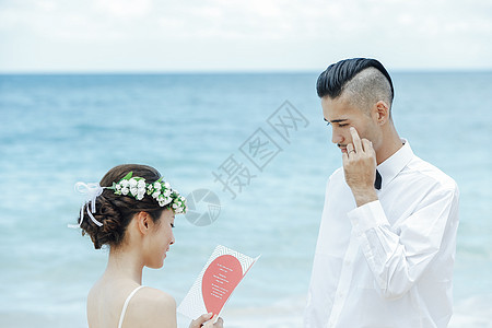 海边结婚的情侣图片