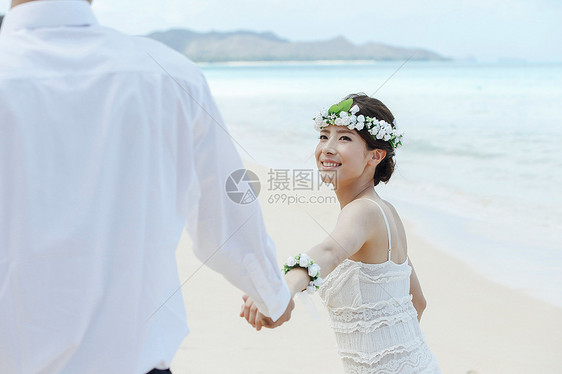 海边奔跑的新娘图片