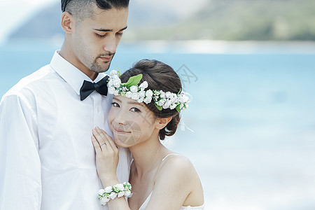 海边婚纱海边举行婚礼的新婚夫妇背景