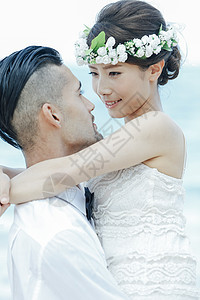 新郎和新娘举行海滩婚礼图片