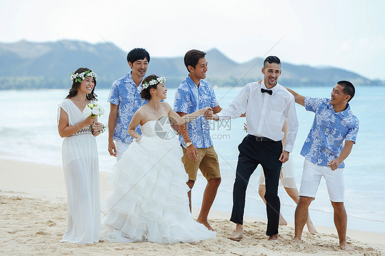 进行海滩婚礼的新人图片