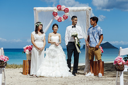 举行海滩婚礼的新人图片