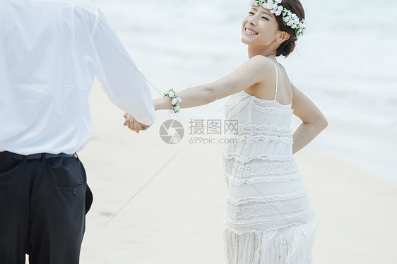 海边奔跑的新婚夫妻图片