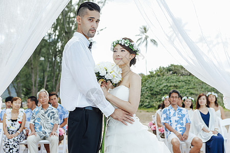 举行户外婚礼的夫妇图片