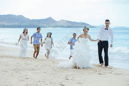 海边举行婚礼的新人们图片