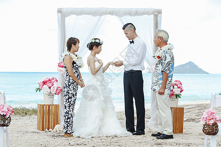 海边举行婚礼的夫妇图片