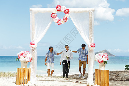 海边举行婚礼的新郎图片