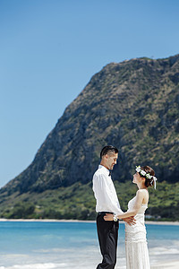 海边婚纱海边唯美的新郎新娘背景