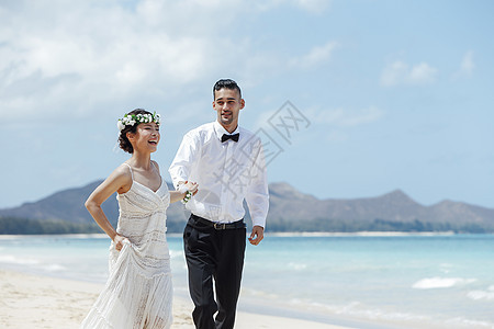 幸福新娘和新郎举行海滩婚礼图片