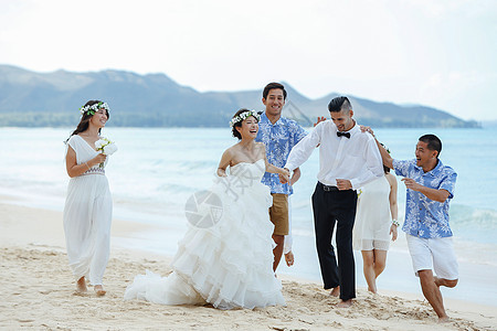 海滩边的新婚夫妻和伴娘伴郎们图片
