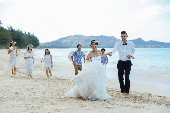 在海边举办婚礼的新郎新娘图片