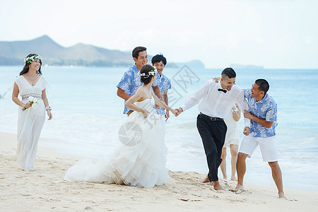 结婚礼服在海边举办婚礼的新郎新娘背景