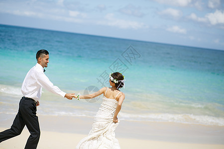 新郎新娘举办海边婚礼图片