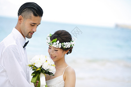 新郎新娘在海边举行婚礼图片