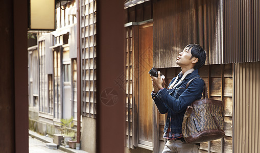 男人一个人在旅行图片