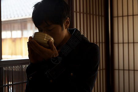 一个男人享受喝茶图片素材