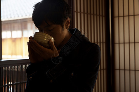 一个男人享受喝茶图片