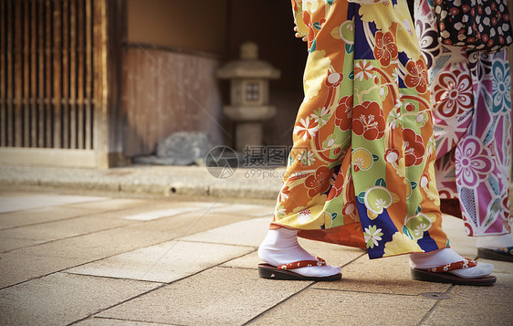 穿着和服走在路上的女人特写图片