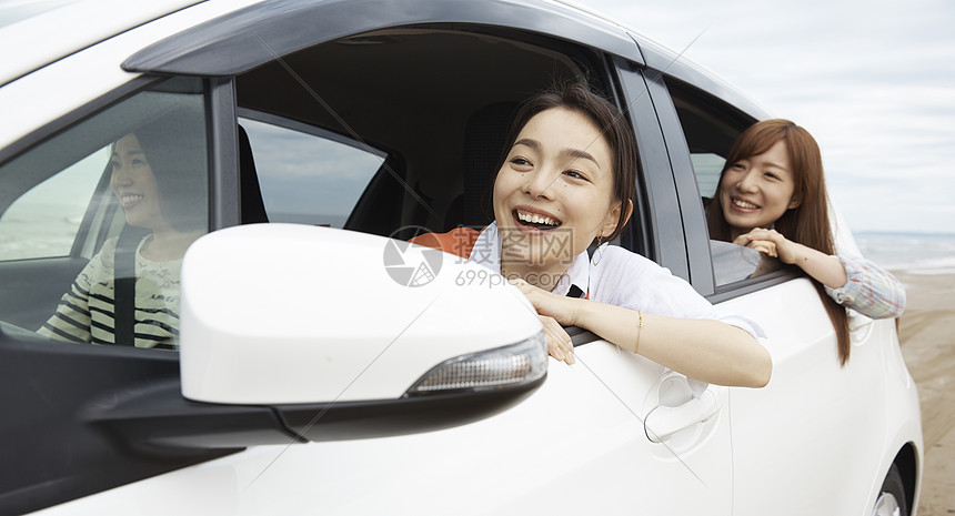 女性好友自驾享受旅行图片