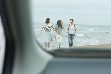 享受海边旅行的女人们图片