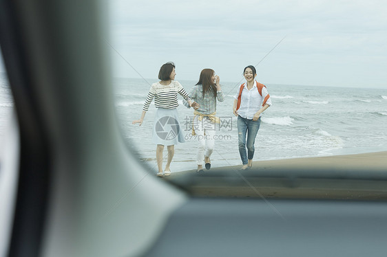 享受海边旅行的女人们图片
