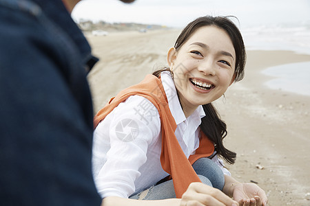 享受海边旅行的女人图片