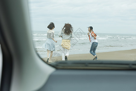 三个女生在海岸边旅行图片