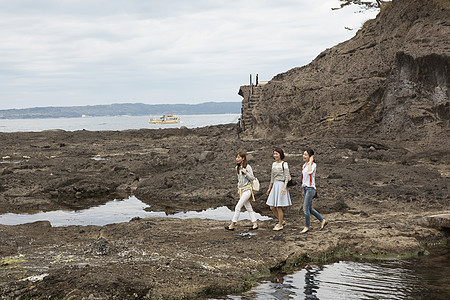 三个女生在海岸边旅行图片