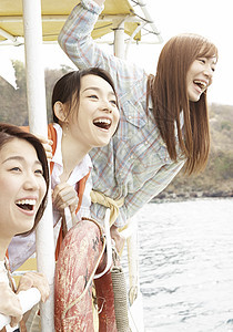 三个女生在船上享受旅行图片
