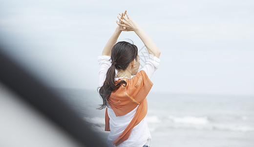 海边享受旅行度假的女生图片