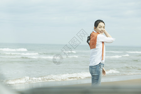 海边享受旅行的女性图片