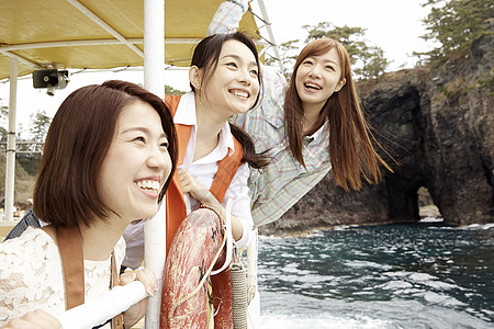 三个女人坐在游艇上欣赏大海风光图片