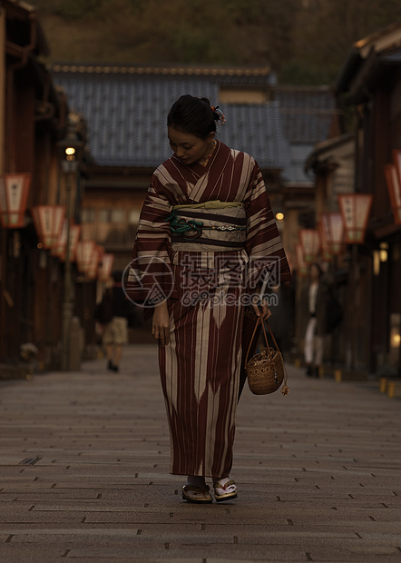 黄昏时分穿着和服的妇女图片