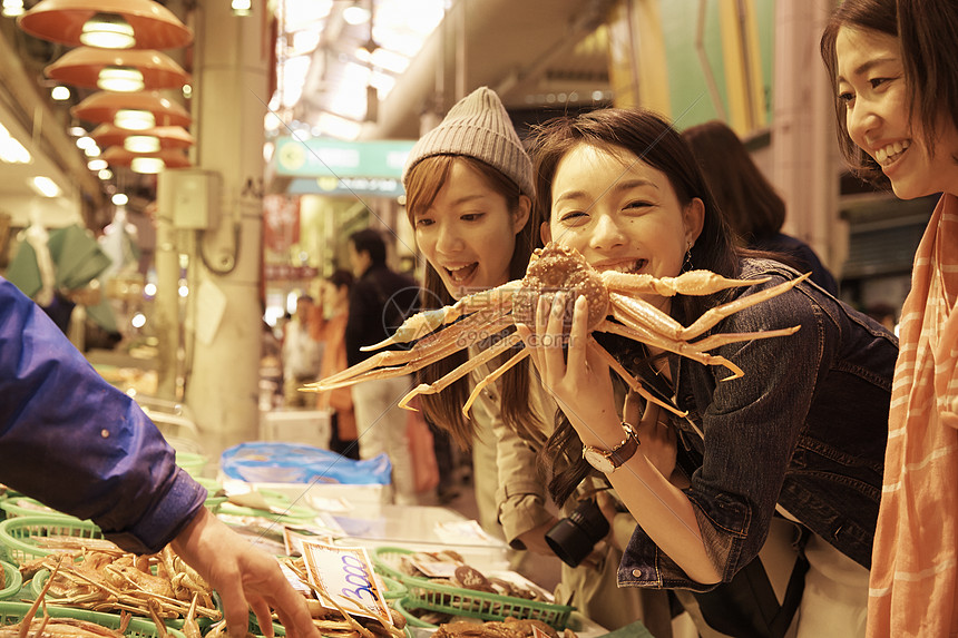 闺蜜们一起逛海鲜市场图片