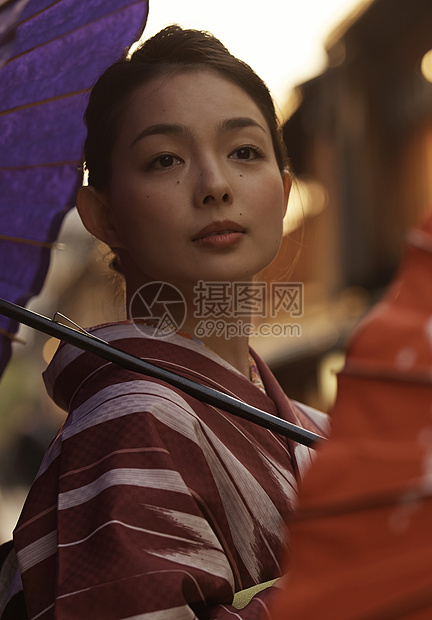 穿着和服在街头打着伞的女人图片