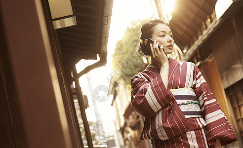 穿和服打电话的女性图片