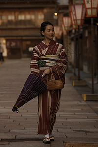 夜晚穿和服逛街的女性图片