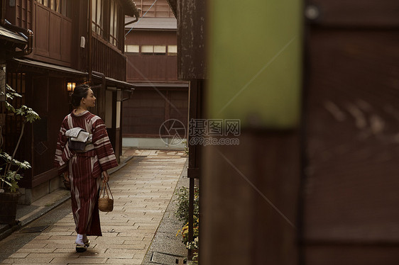 穿着和服的美女旅游观光图片