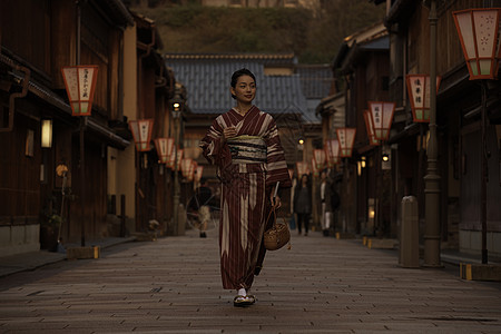 穿着和服的美女旅游观光图片