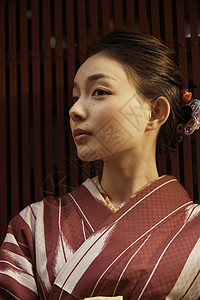 日本传统穿和服欣赏城市风光的女孩背景